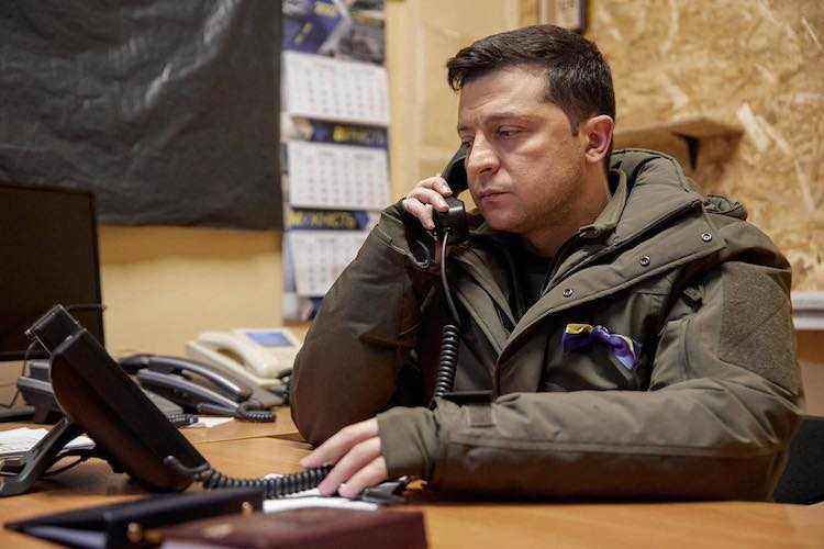 Volodymyr-Zelensky-on-phone