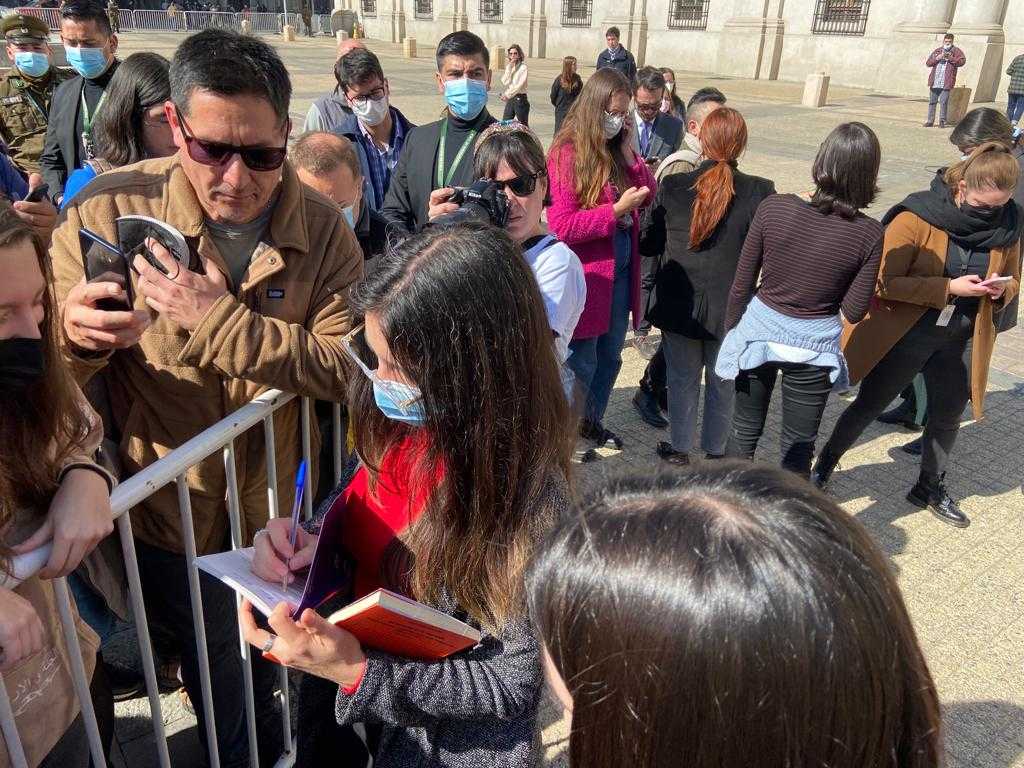 Camila Vallejo autógrafos NC 10-08-22