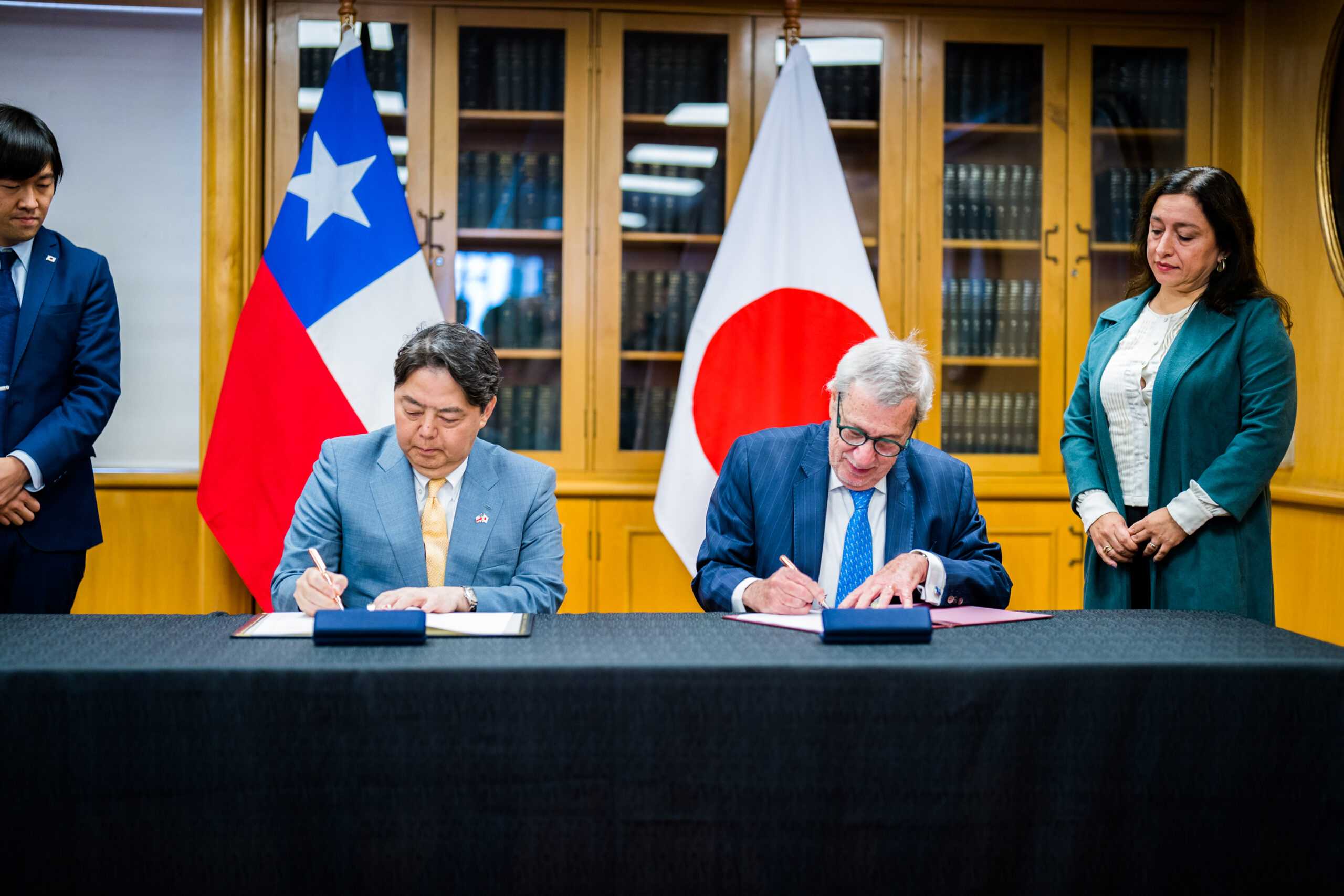 minrelchilejapon4mayo23