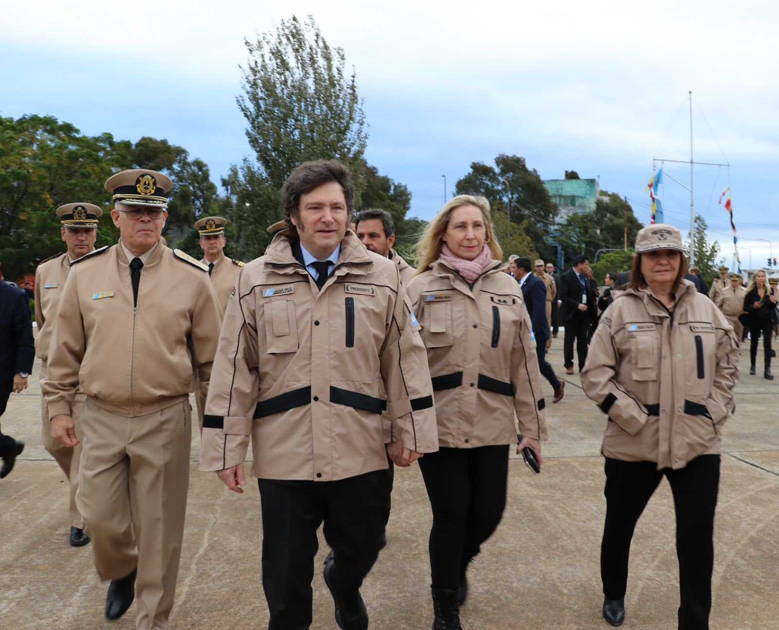 mieliy demas con uniformeprefectura