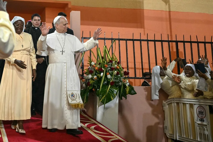 El papa alerta: «El mundo está siendo destruido por unos pocos tiranos»