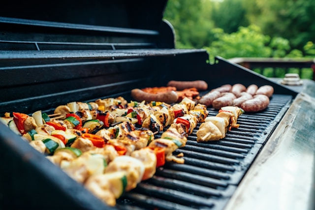 Parrilla a gas vs carbón en Chile: cómo elegir la indicada según tu espacio, tu tiempo y el sabor que buscas
