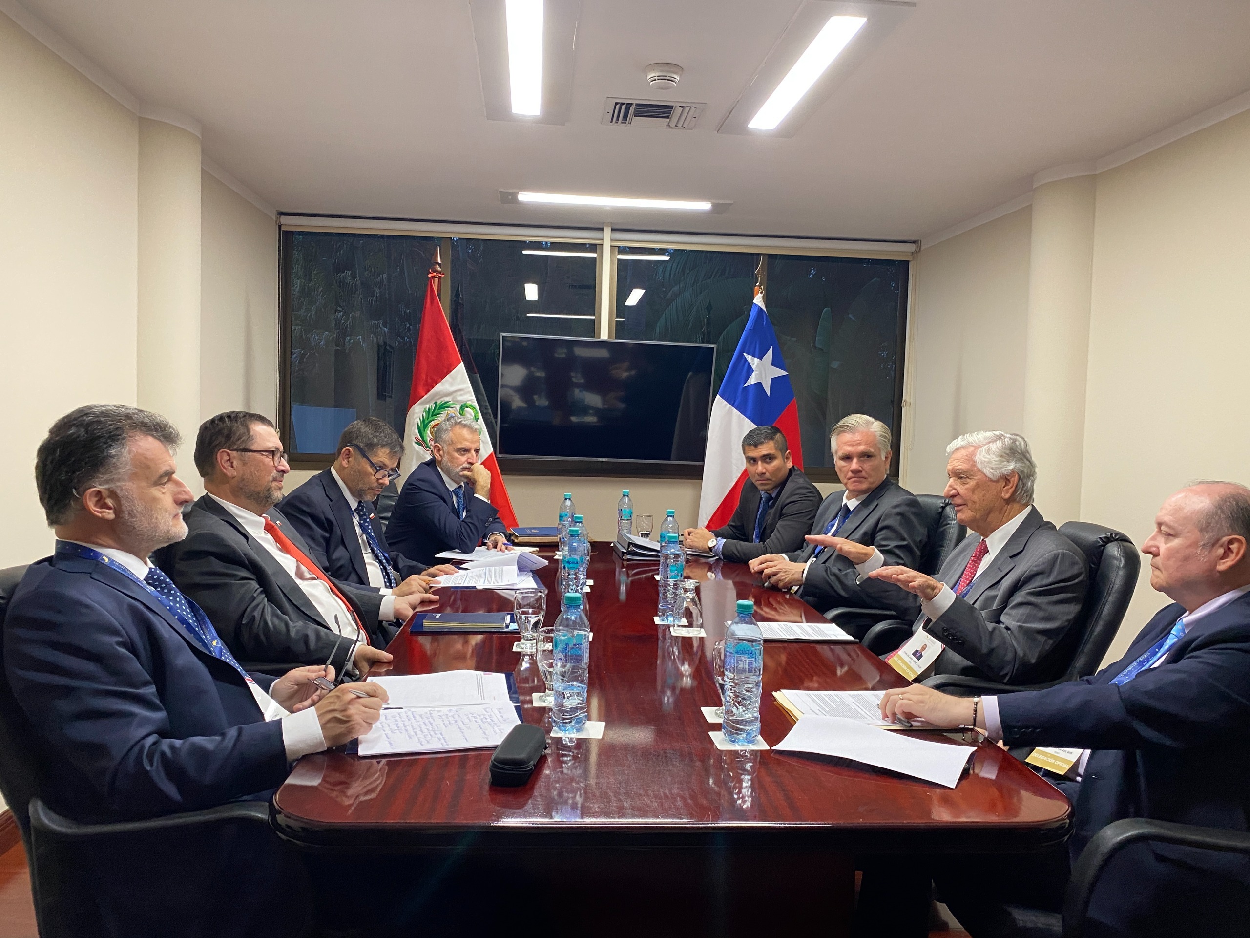 Canciller se reúne con su homólogo de Perú y tocan agenda de seguridad y migración