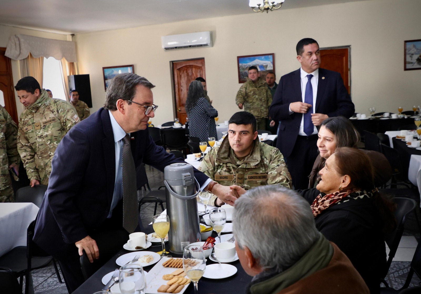 Ministro Barros insiste en que no habrán recortes en las FFAA