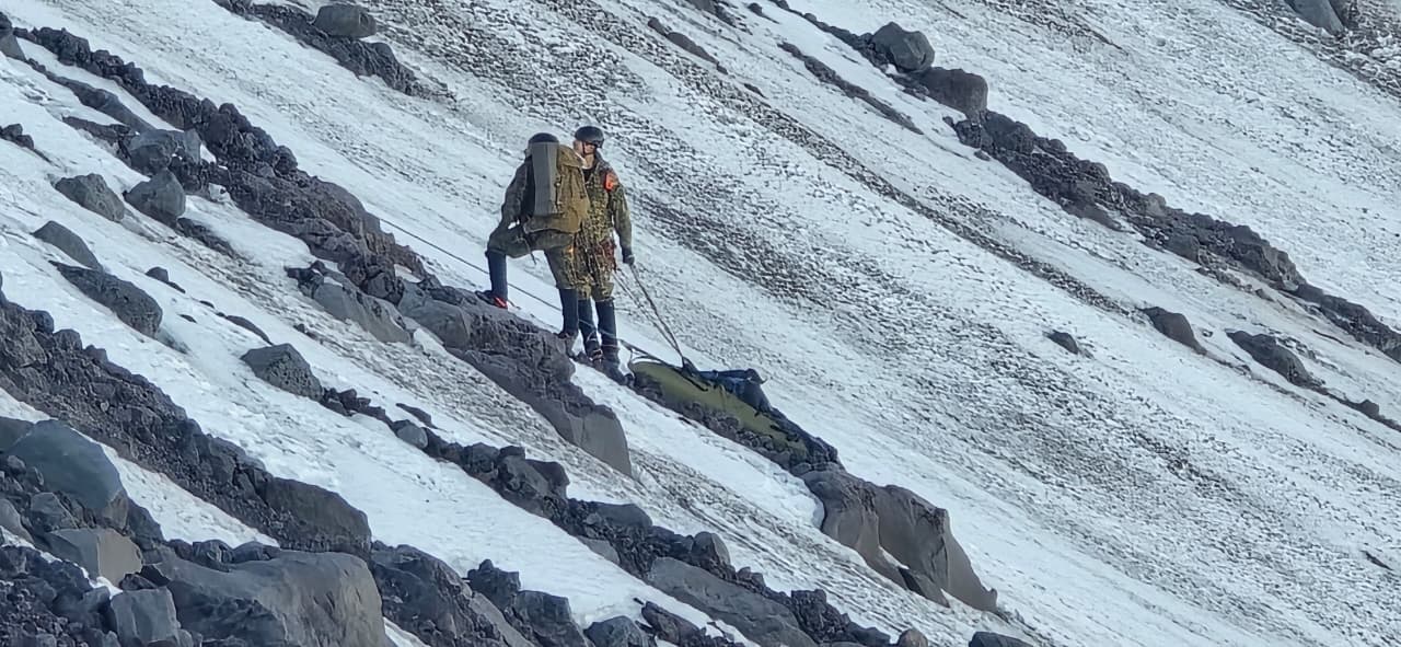 Equipos especializados del Ejército rescatan a excursionista en zona glaciar del volcán Osorno
