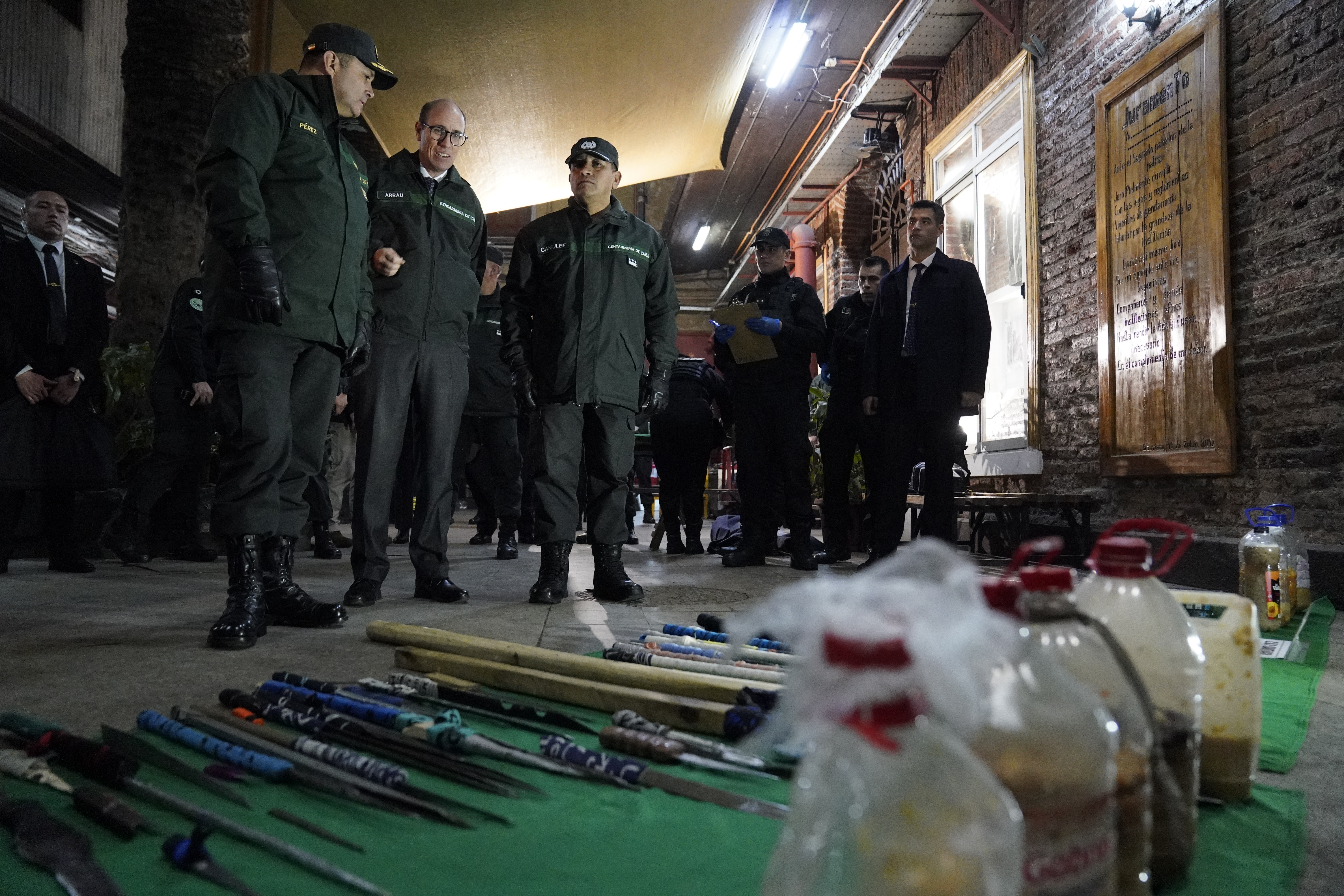 Gendarmería realiza masivo registro y allanamiento en 40 cárceles del país