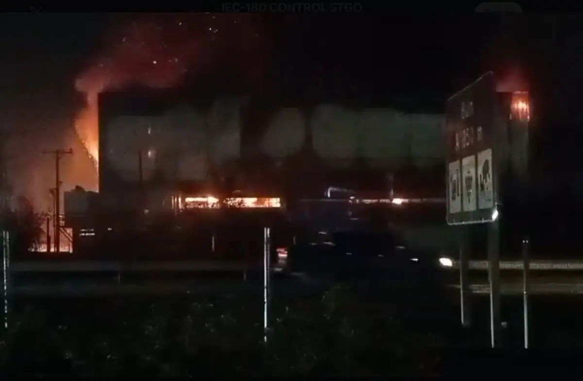 Gigantesco incendio afecta a frigorífico en Buin: Preocupa estanque de 25 mil litros de amoniaco
