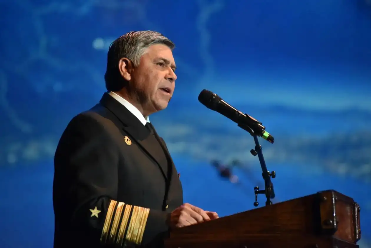 Almirante Fernando Cabrera, Comandante en Jefe de la Armada: "Somos una nación Americana, Polinésica y Antártica;  bioceánica y tricontinental, cuyo destino se definen en el mar"