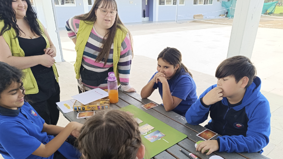 Más allá de sanciones y revisión de mochilas: qué hacer para mejorar la convivencia escolar desde la educación socioemocional