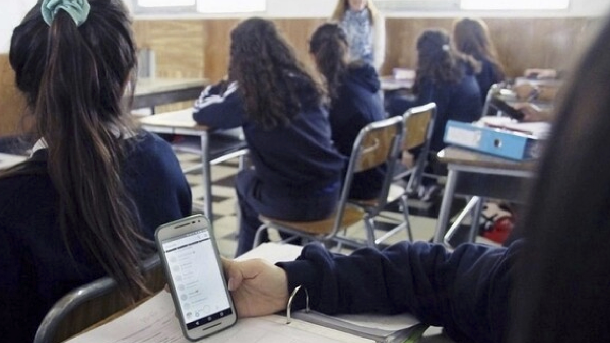 Colegios sin celulares: el nuevo desafío comunicacional en entornos educativos