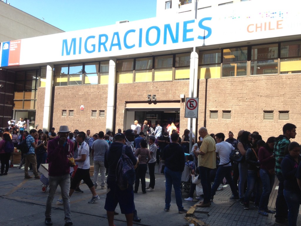 Diputado critica idea que funcionarios públicos denuncien a extranjeros: “Se transformarían en una policía migrante”