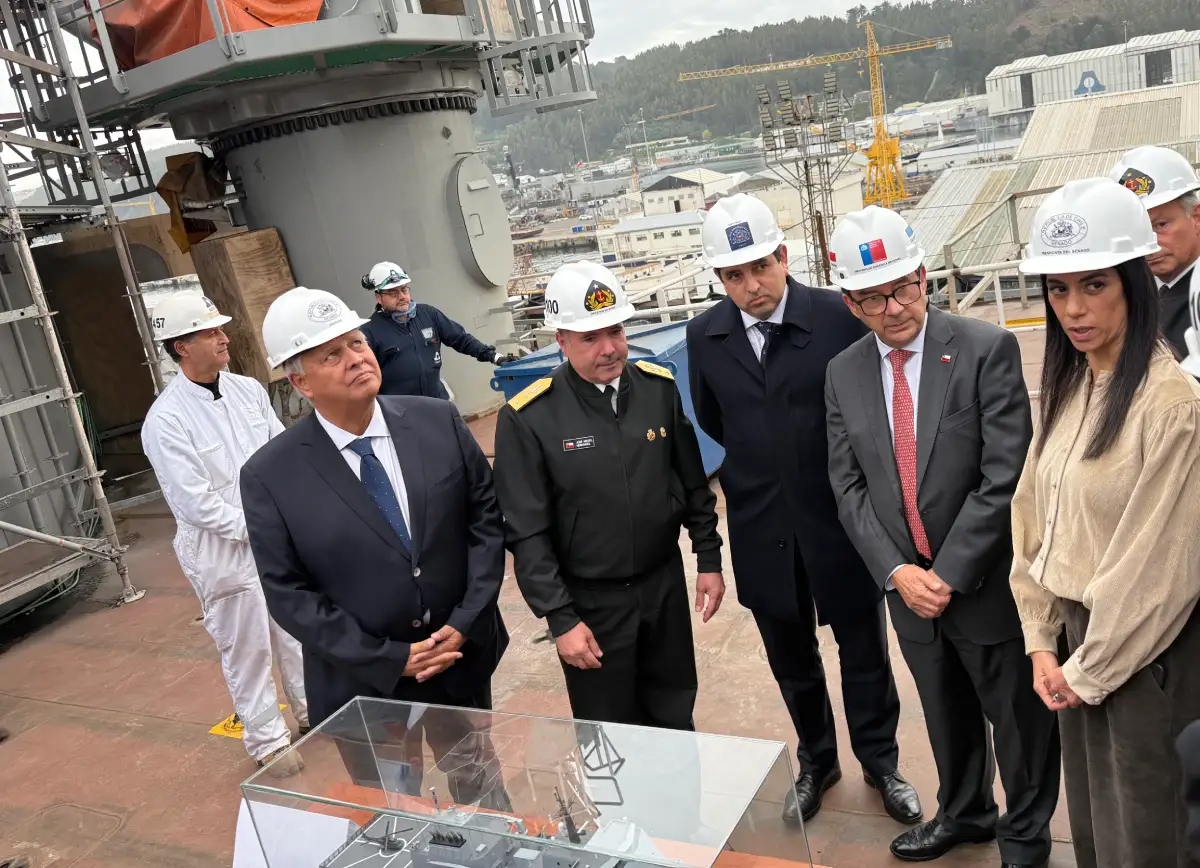 Barros destaca labor de la Armada en defensa, conectividad en zonas aisladas y apoyo en emergencias y catástrofes