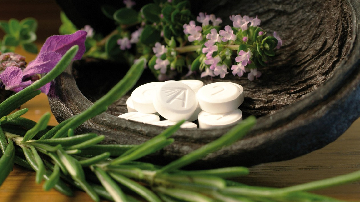 Homeopatía en entredicho: experto advierte contradicciones en Chile tras informe europeo que la califica como placebo