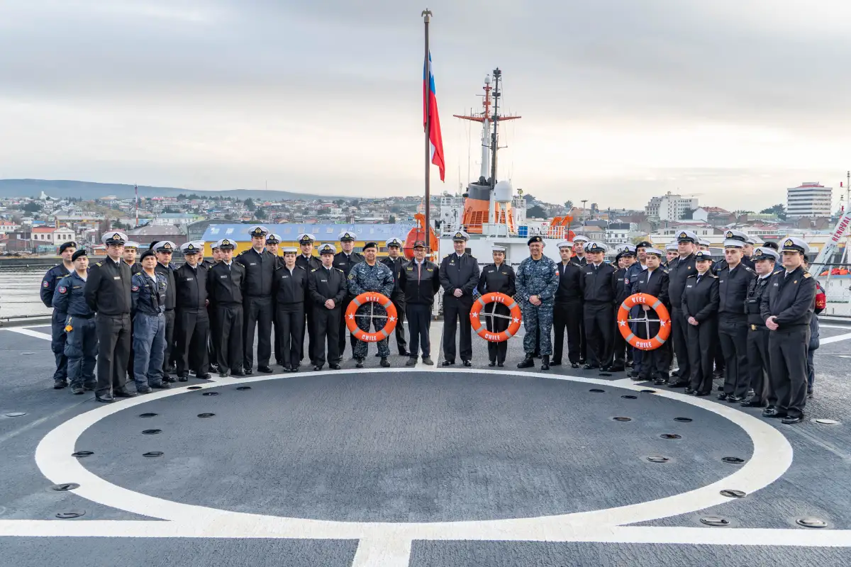 Ministro de Defensa junto al Comandante en Jefe de la Armada visitan el Rompehielos Viel: Chile se proyecta a través de sus buques a la Antártica