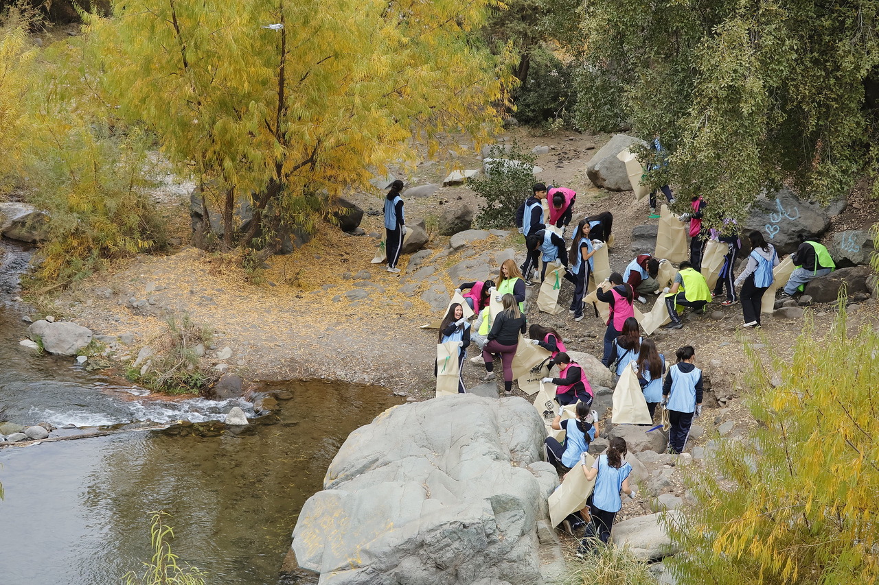Estudiantes lideraron jornada de educación ambiental y limpieza en el Río Colina