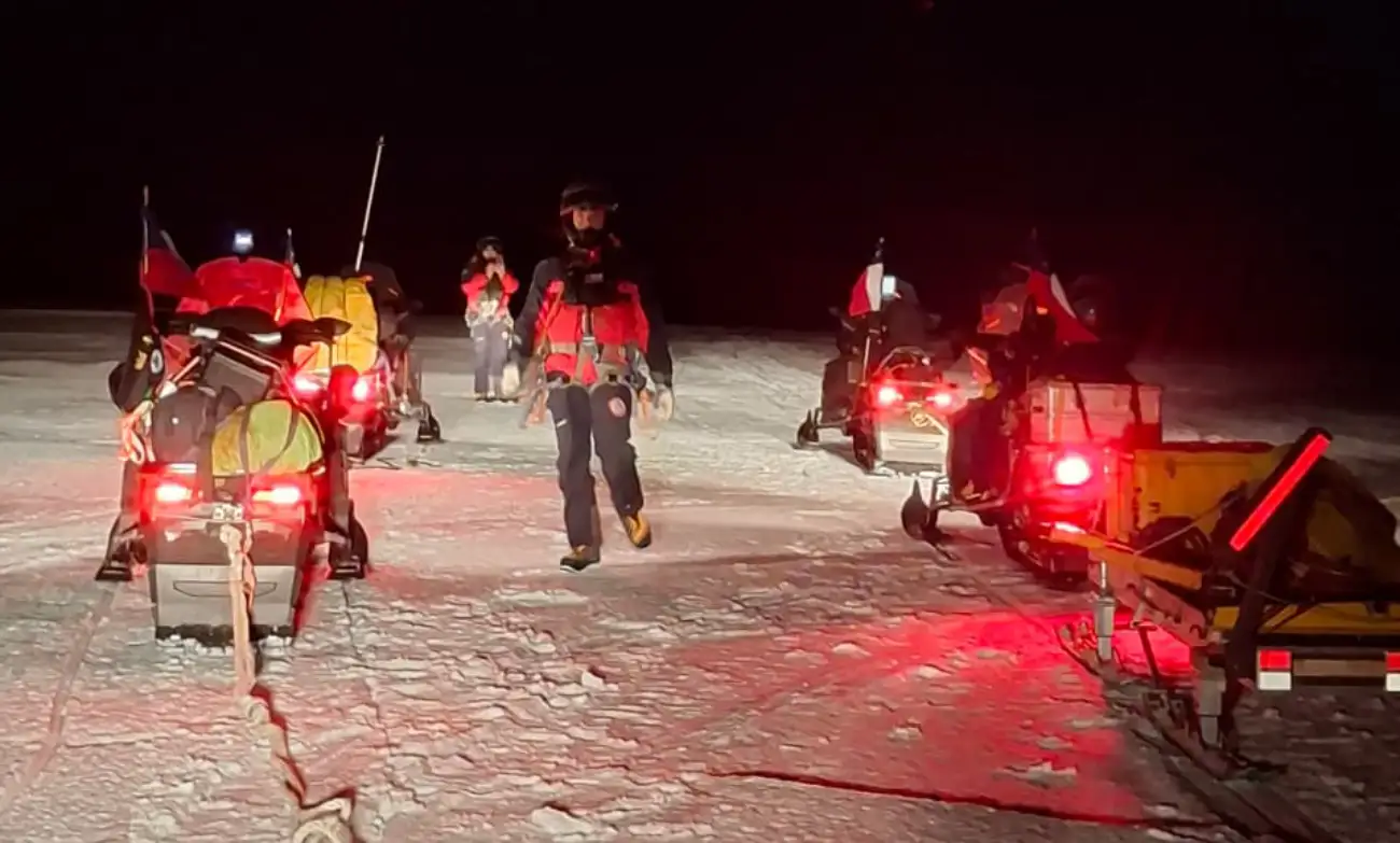 En Base O'Higgins en la Antártica, Unidad de Exploración y Rescate del Ejército realiza ejercicios de patrullaje con trineos y motos