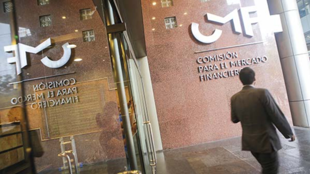 CMF alerta y denuncia por presunto delito de extorsión y usura a 13 aplicaciones que ofrecen créditos