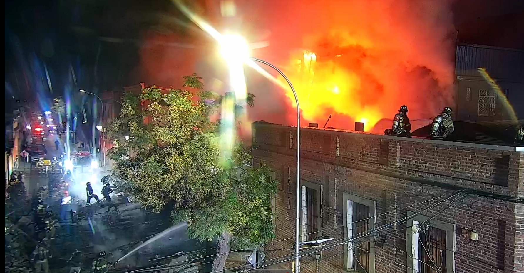 Incendio en Barrio Yungay provoca derrumbe de casona patrimonial