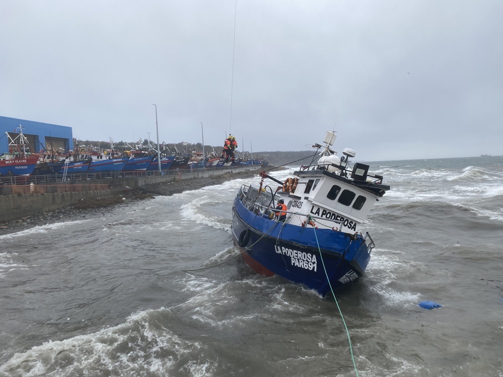 Armada realiza exitoso rescate de tripulante de lancha varada en Punta Arenas