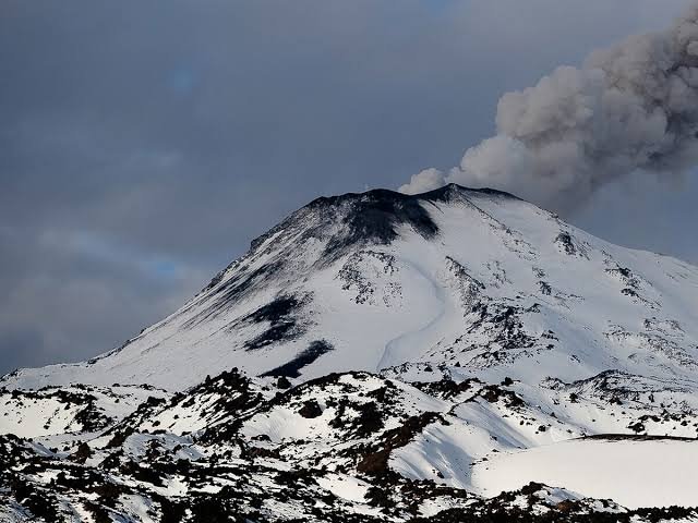 Senapred declara perímetro de seguridad por actividad de complejo volcánico Nevados de Chillán