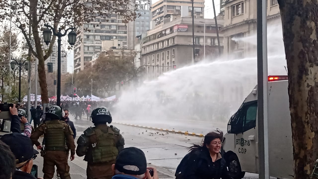 PS rechaza el “uso excesivo de la fuerza” de Carabineros en las marchas estudiantiles