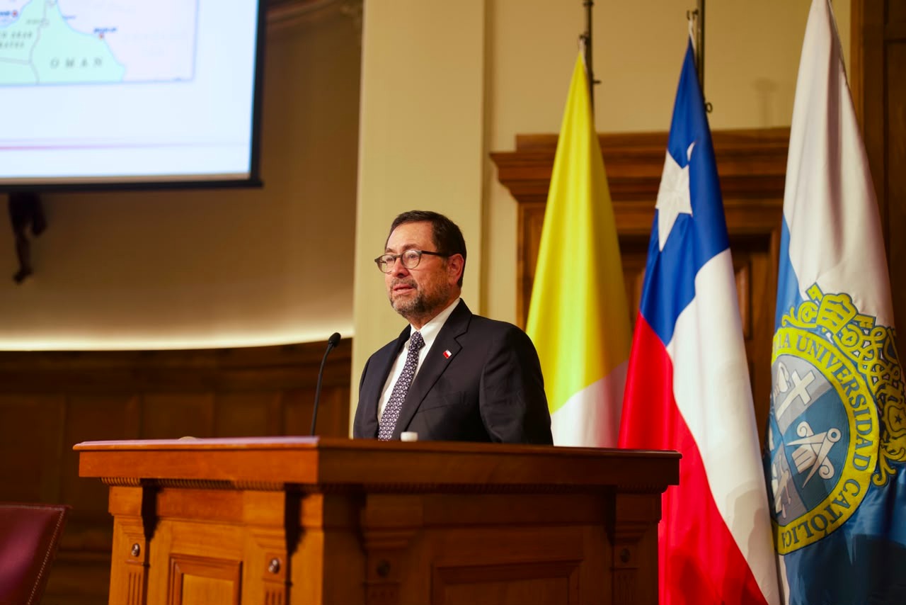 Canciller expone los principios de la política exterior para fortalecer la inserción de Chile en el mundo
