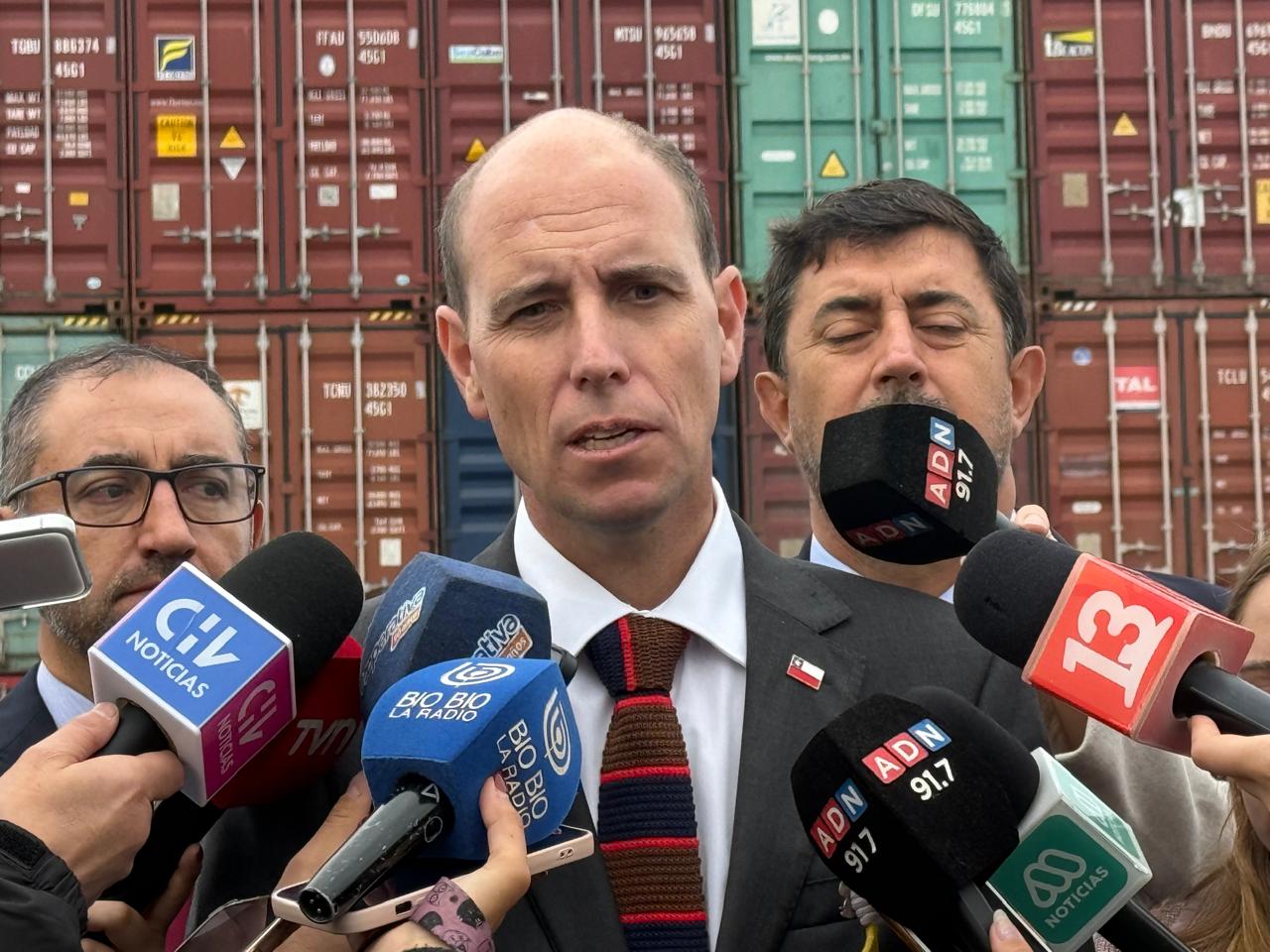 Arrau aterriza proyecto para ampliar retención de inmigrantes: Se estudiará lugares para mantener extranjeros con orden de expulsión