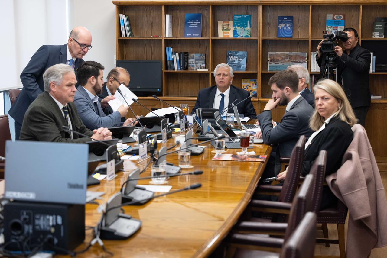 Comisión de Economía del Senado cita a ministro Quiroz y pide que Corte Suprema se pronuncie por apuestas online