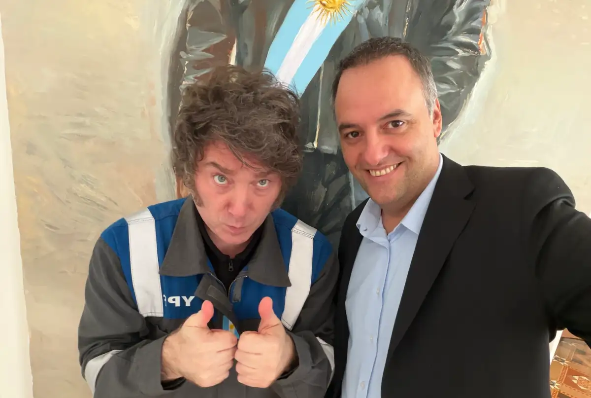 El "amigui" de Milei, Manuel Adorni renuncia a través de llorona carta en que dice ser totalmente inocente