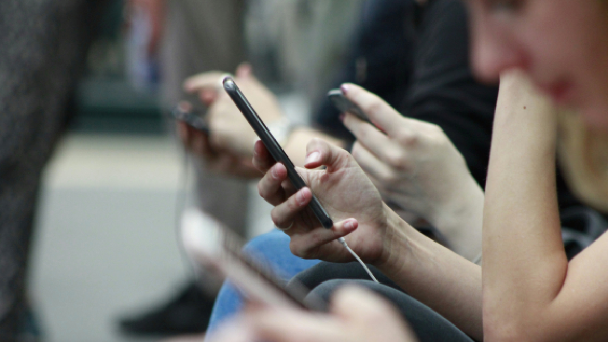 Día Mundial de las Redes Sociales: radiografía revela las emociones que dominan la conversación digital en Chile