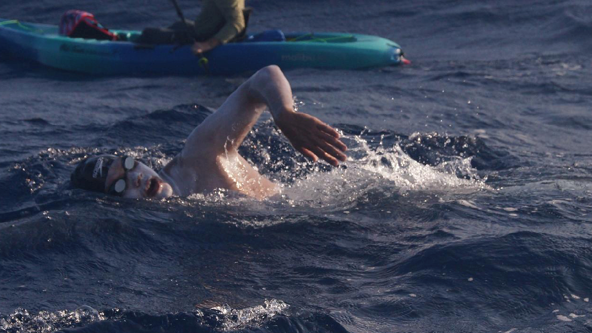 Sebastián González se convierte en el primer chileno y el latinoamericano más joven en cruzar el Canal Kaiwi en Hawái