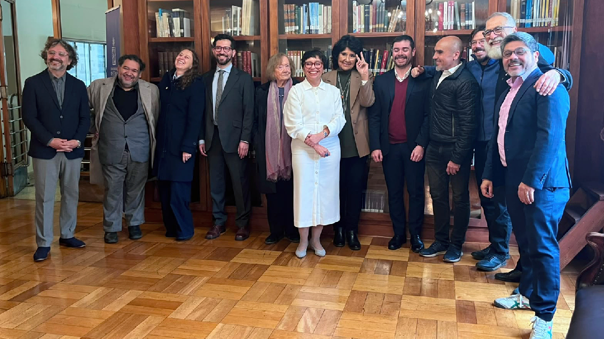 Se inicia la carrera por el decanato de la Facultad de Derecho en la Universidad de Chile
