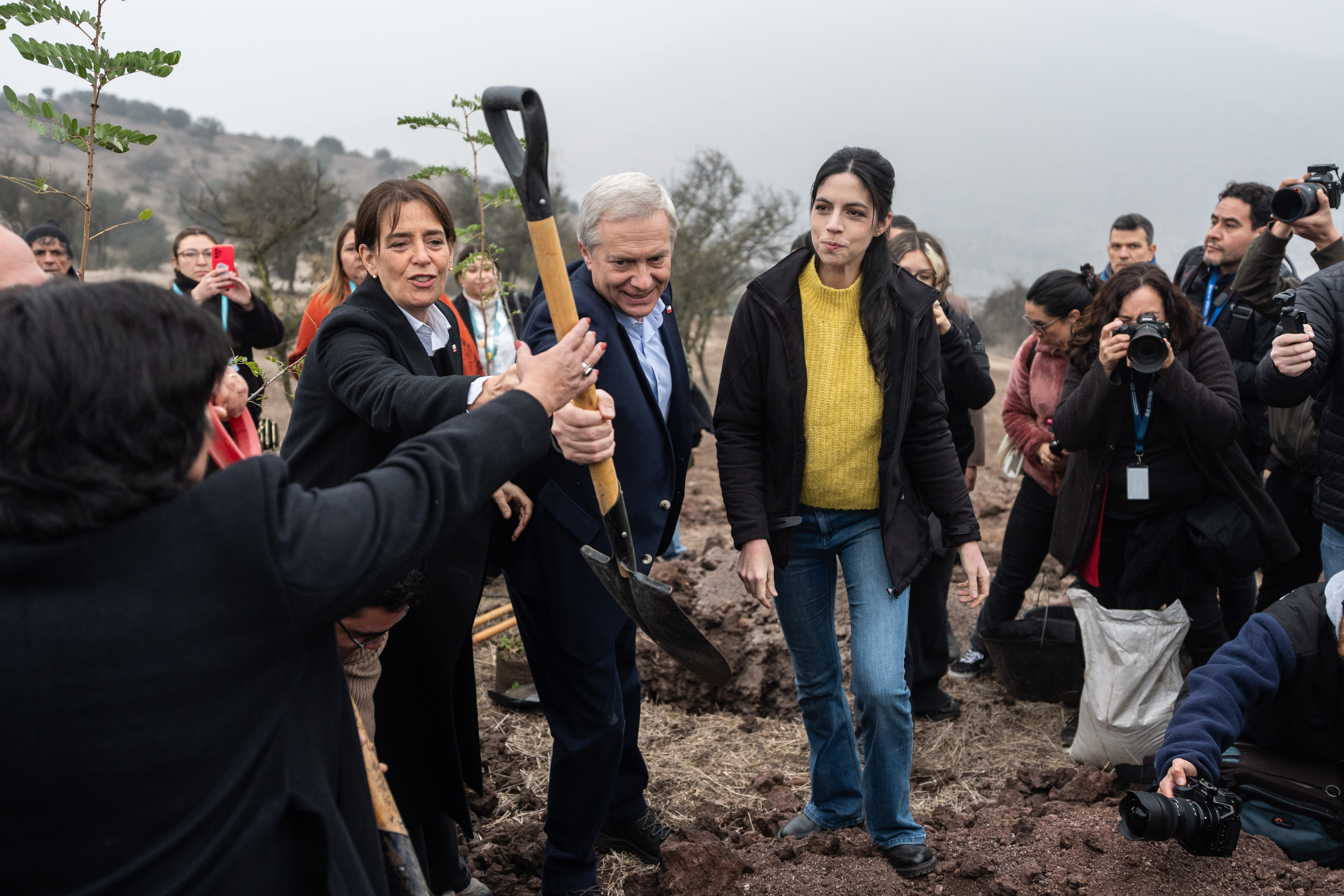 Pdte Kast participa en forestación en el Cerro Colorado en Renca