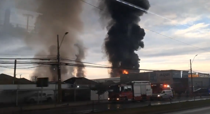 Incendio en empresa de acopio de neumáticos en Cerrillos alcalde confirma que hubo 2 focos que inicio del fuego