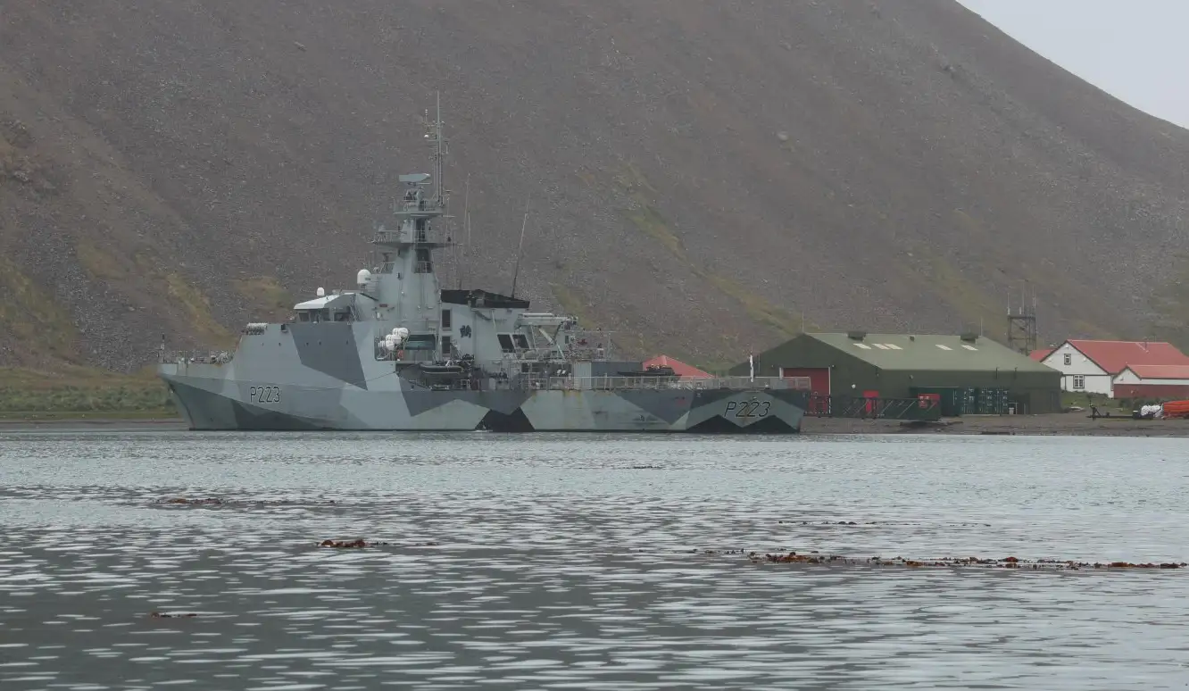 HMS Medway: cuando la humanidad navega más rápido que la geopolítica
