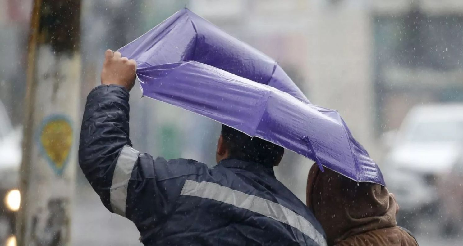Senapred declara alerta temprana preventiva para 10 comunas de la RM por lluvias