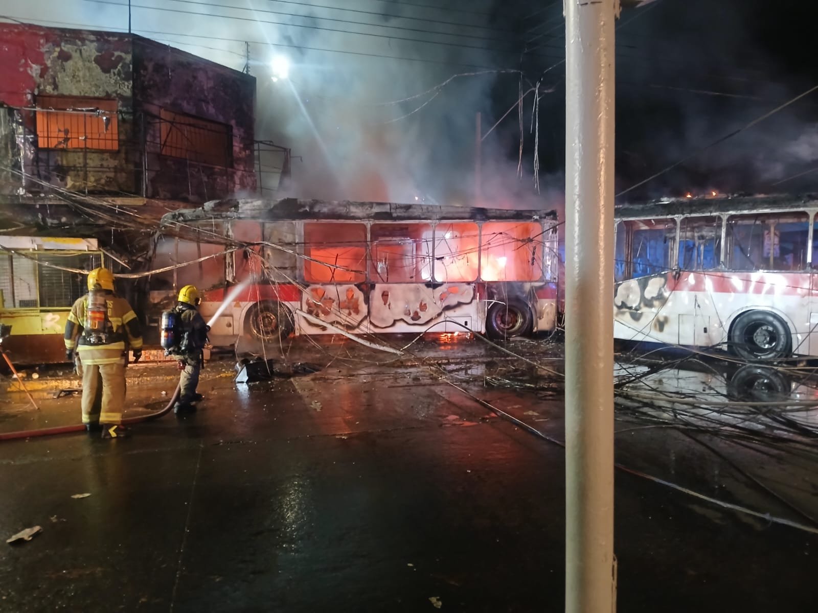 Choque entre camioneta y bus con posterior incendio deja cinco personas fallecidas en Santiago