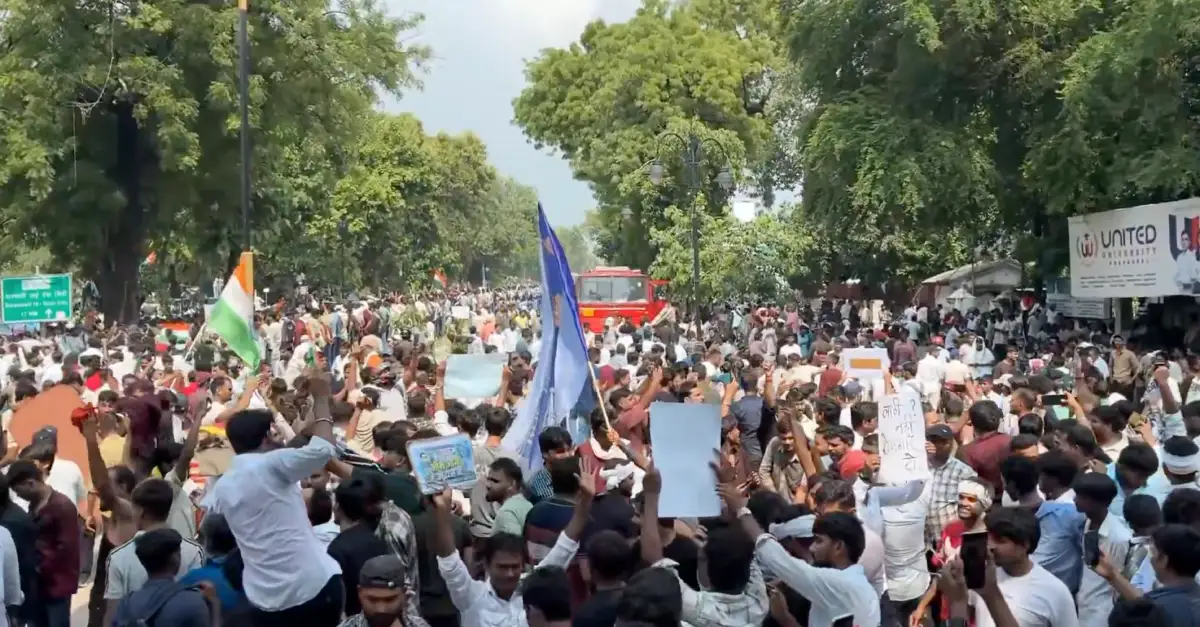 India: Los "Cucarachas" se anotan contundente victoria y logran que el ministro de Educación renuncia