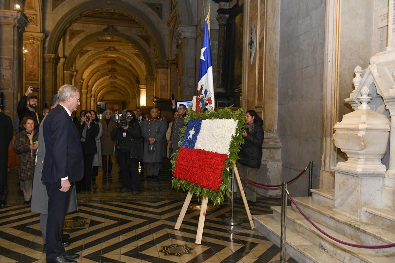 Catedral de Santiago: Pdte. Kast encabeza vigilia en víspera del "Día de la Bandera"