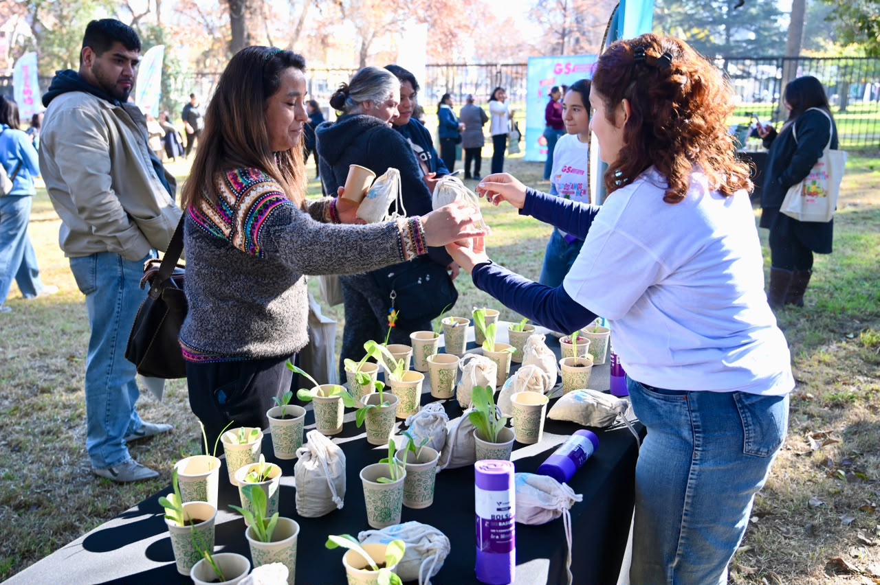 Gobierno de Santiago capacita a 200 personas en compostaje comunitario con "Nos Compostamos Bien II"