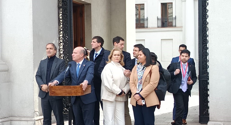 Quiroz anuncia nueva baja en precio de combustibles: Bencinas caerían $100 y Diésel $150