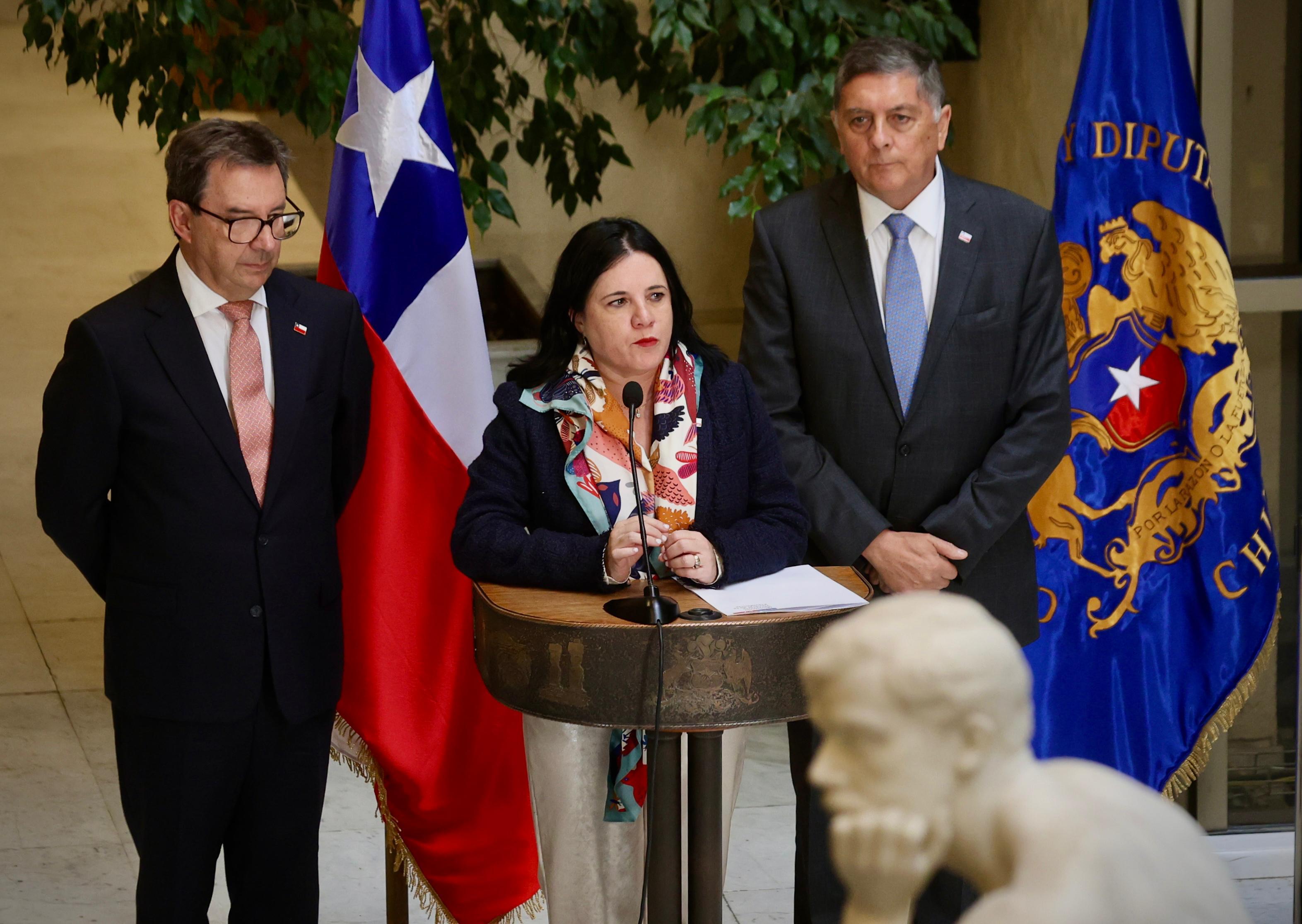 Oposición anuncia comisión investigadora tras dictamen de Contraloría contra Steinert