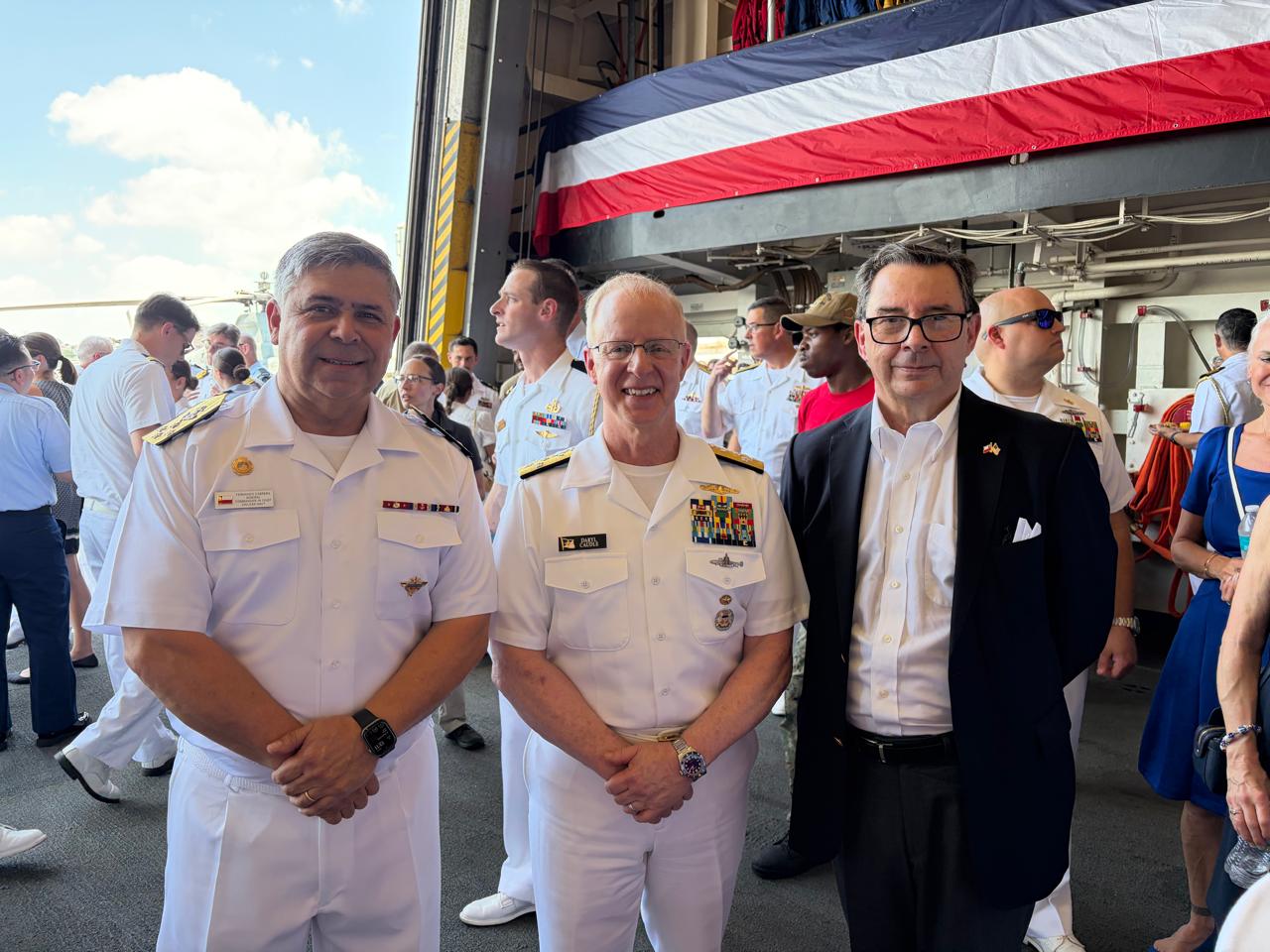 En Buque Escuela Esmeralda ministro de Defensa  inicia actividades en Nueva York