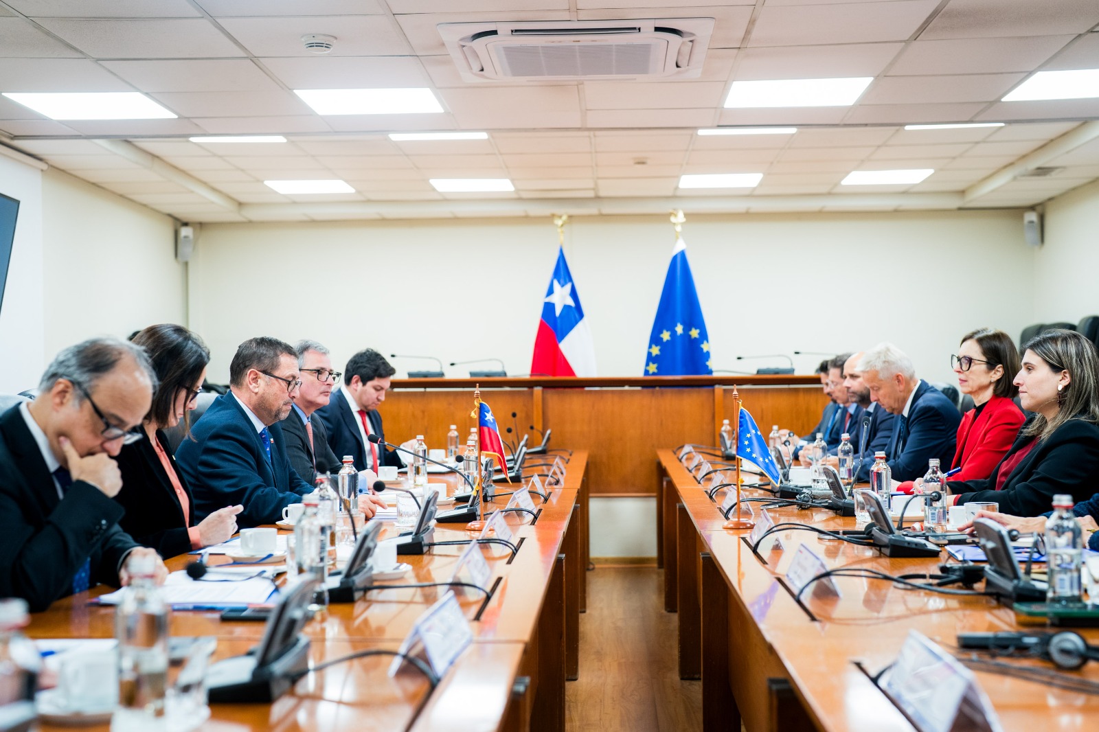 Canciller se reúne con delegación del Parlamento Europeo enfocado en inversión, transformación digital y seguridad