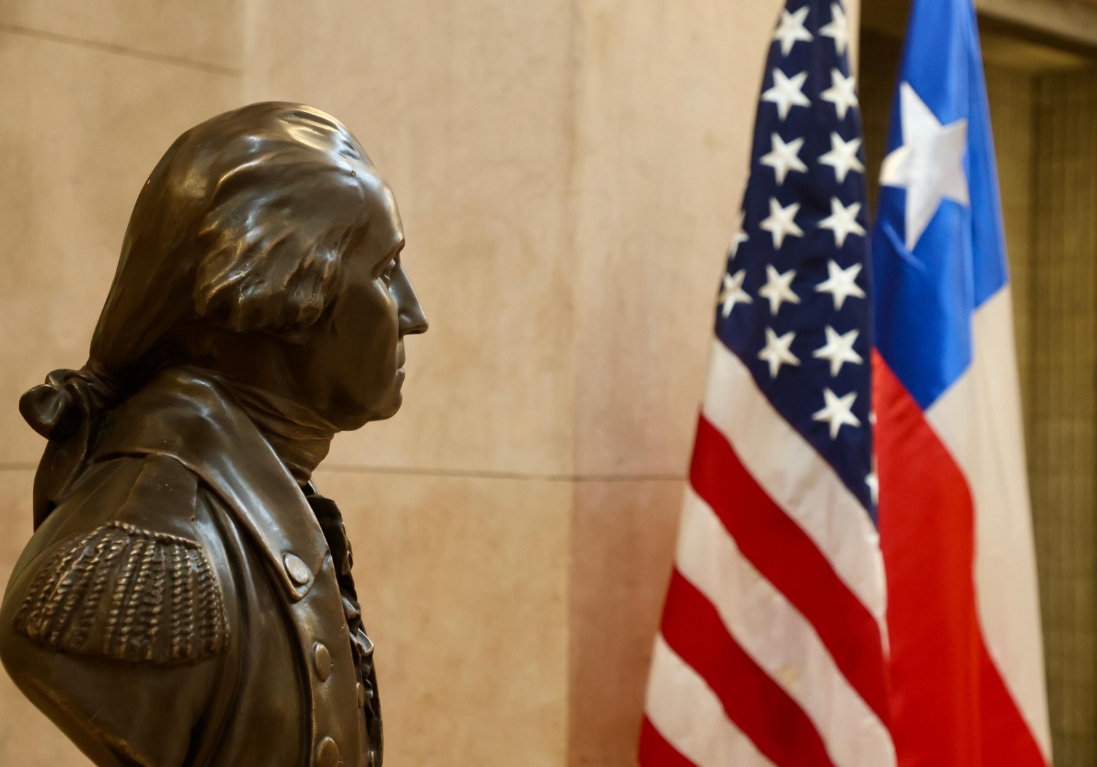 Develan busto de George Washington en la Escuela Militar