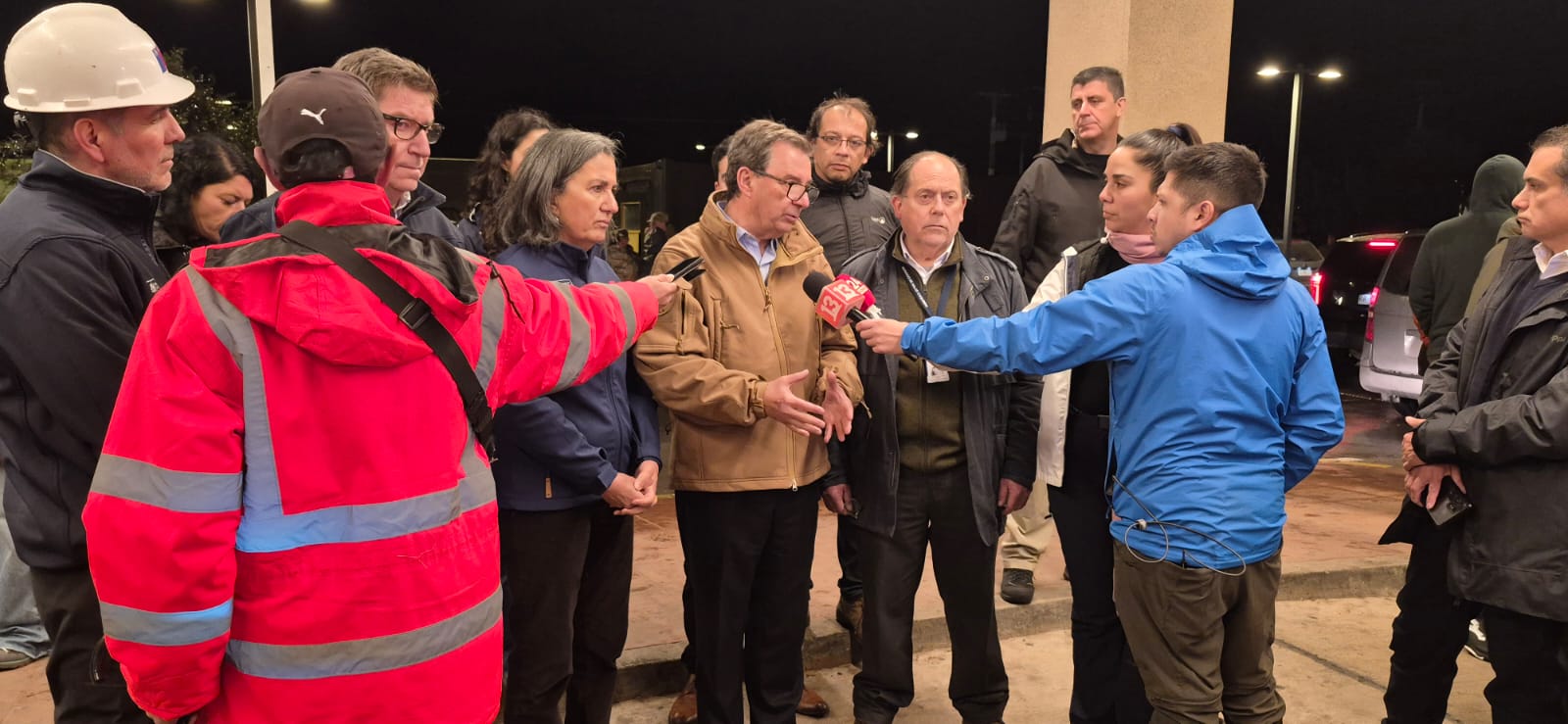 Titular de Defensa se despliega en terreno para supervisar apoyo de las FFAA en zonas afectadas