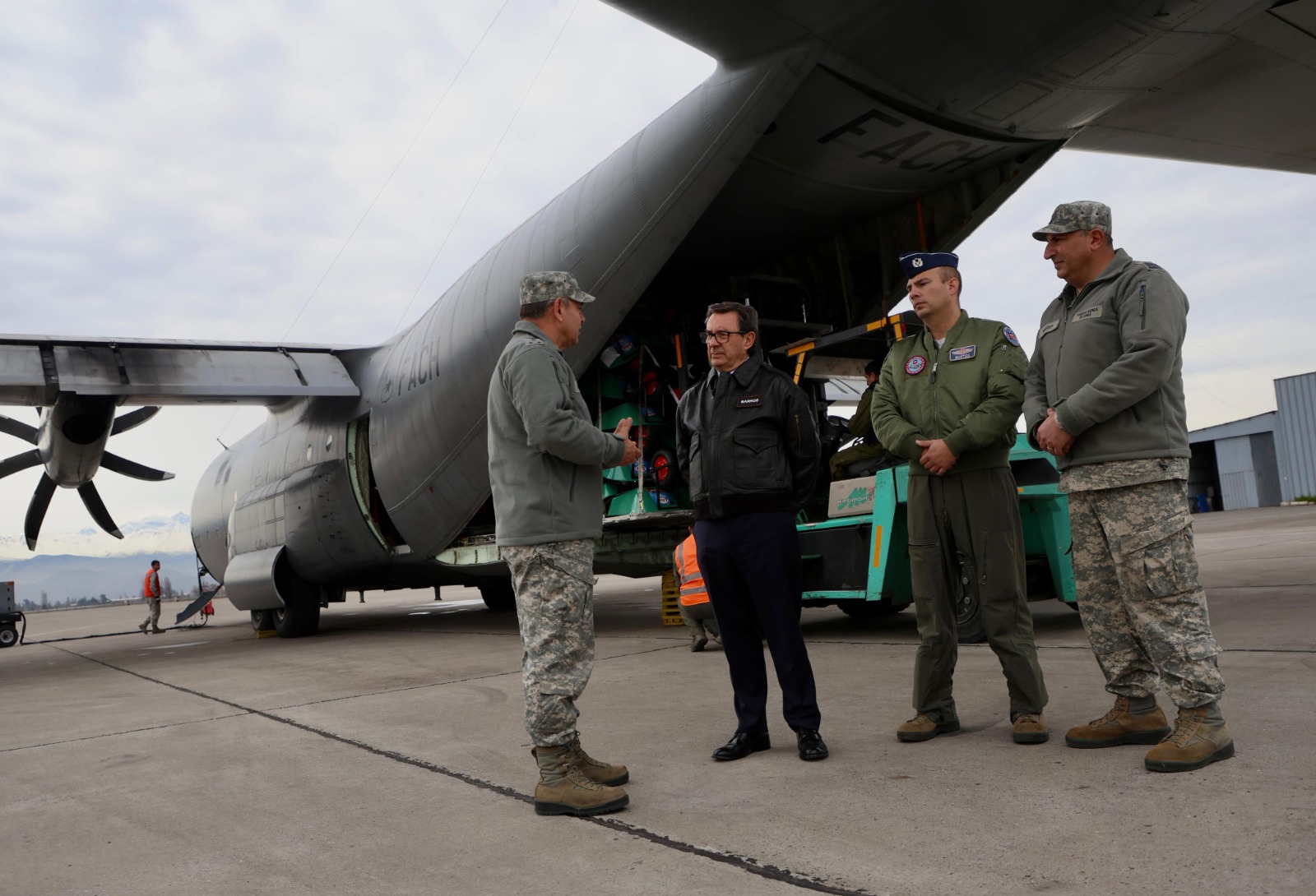 Gobierno envía tercer avión FACh con ayuda a afectados por temporal