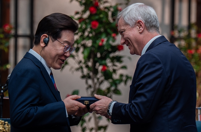Chile y Corea firman acuerdos para fortalecer cooperación en investigación antártica, minería, seguridad