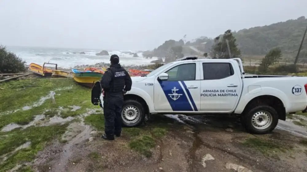 Marinos de la Capitanía de Puerto de Corral se despliegan en apoyo de la comunidad tras temporal