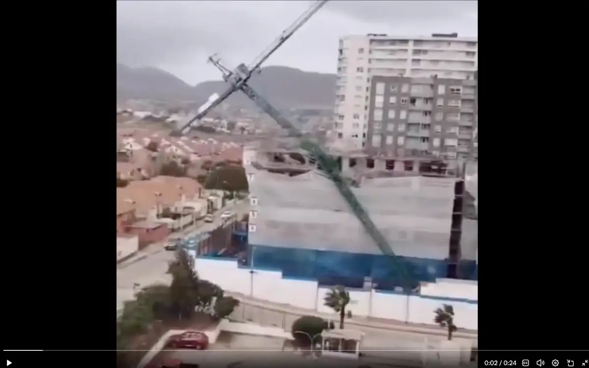 Coquimbo: Viento provoca que Grúa pluma se desplome sobre construcción y viviendas
